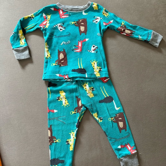 Carters 18m 2 pajama sets long sleeve with pants and shorts with short sleeves. - Picture 7 of 7